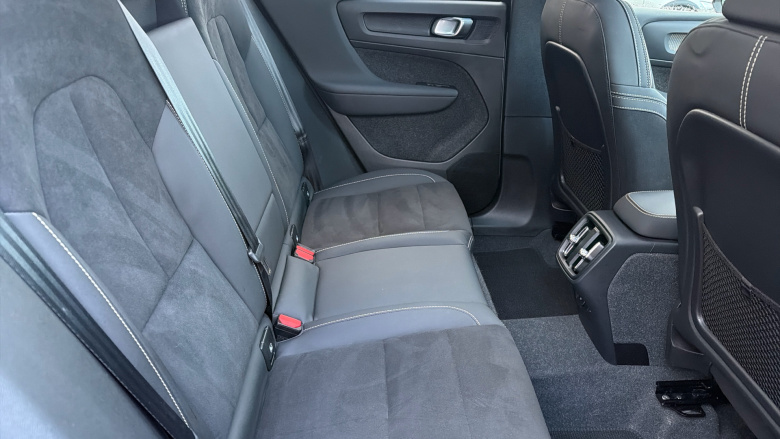 Volvo XC40 2.0 B4P Ultimate Dark 5dr Auto Petrol Estate